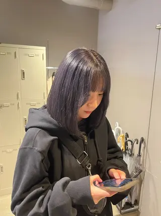 セミロング 寒色＆ブリーチ特化 寒色MiOのヘアスタイル