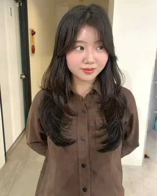 ロング カラー mizuki/ピンク ベージュ.レイヤーのヘアスタイル