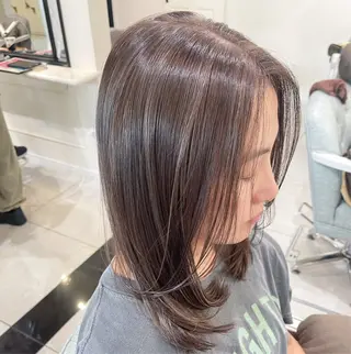セミロング カラー 濱田輝レイヤー 韓国風 ハイトーンのヘアスタイル