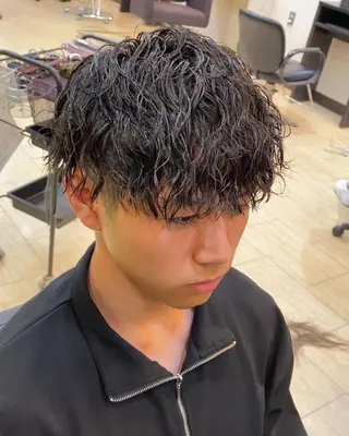 パーマ メンズ 三ノ宮フェザーパーマ 蕃本 啓利のヘアスタイル