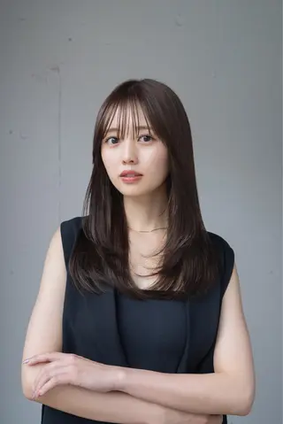 ロング レイヤーカット/ 前髪顔周りカットのヘアスタイル