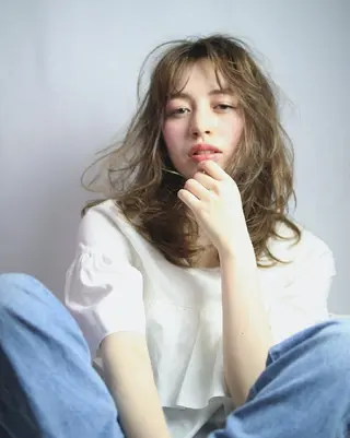 セミロング カラー パーマ 岩出 俊のヘアスタイル