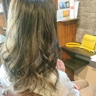 セミロング カラー 美髪 カラーリストのヘアスタイル