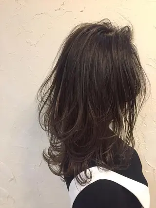 ミディアム カラー 韓国レイヤー外国人風 透明感カラー髪質改善のヘアスタイル