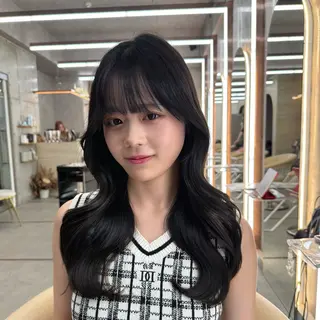 ロング カラー 韓国レイヤー🩵ダメ ージレスケアカラーのヘアスタイル