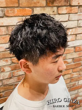 ミディアム パーマ アイブロウ ヒロ銀座BARBERSHOP丸の内店所属・ヒロ銀座　石川 昂のヘアスタイル