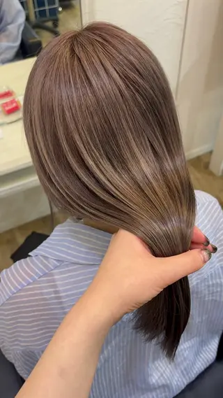 ロング シオン/艶髪/ グレージュカラーのヘアスタイル