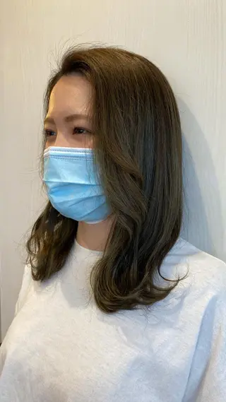 ミディアム カラー 小畑 杏実のヘアスタイル