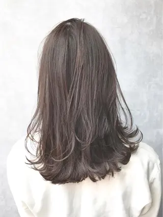 セミロング カラー TOMOYAレイヤー ブリーチ縮毛矯正のヘアスタイル