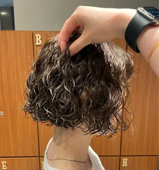 ミディアム カラー パーマ アミ トモヤのヘアスタイル