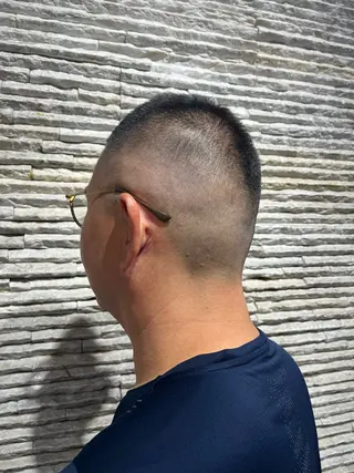 ショート メンズカット デザインカラーのヘアスタイル