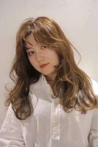 ロング ウシロダ メグミのヘアスタイル