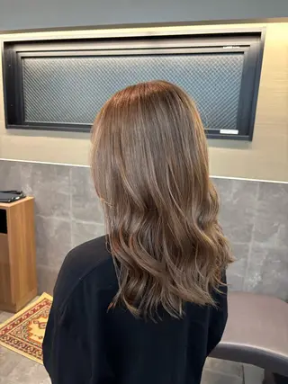 ロング カラー 渡 汐音のヘアスタイル