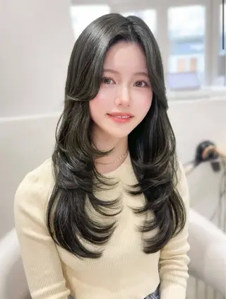 ロング 伊藤 優里のヘアスタイル