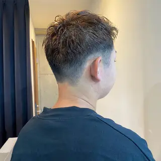 ショート メンズ センターパート/ニ ュアンスパーマのヘアスタイル