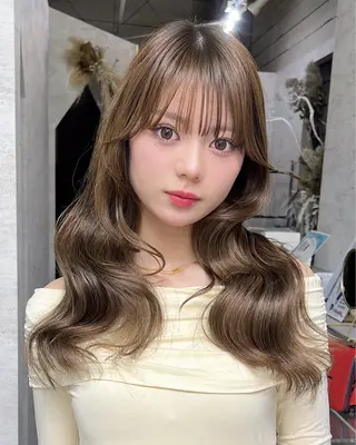 ロング ブリーチなしカラー レイヤーカットのヘアスタイル