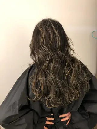 セミロング カラー ブリーチカラー🌈 石垣翔太のヘアスタイル