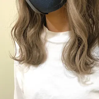 セミロング カラー ANNA ／艶髪／ハイトーンのヘアスタイル