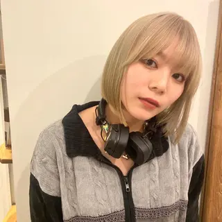 ミディアム カラー écouter所属・ショート/ウルフ ハイトーン/カイセイのヘアスタイル