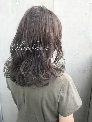 ミディアム カラー 岡井 桃花のヘアスタイル
