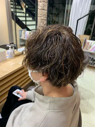 ミディアム カラー パーマ メンズ ﾎｯﾄﾍﾟｯﾊﾟｰ に移行中【かな】のヘアスタイル