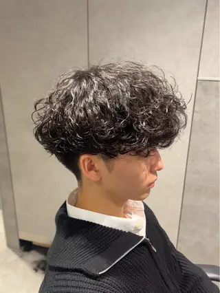 ショート カラー パーマ メンズ 【シャドウパーマ センターパート】義心のヘアスタイル