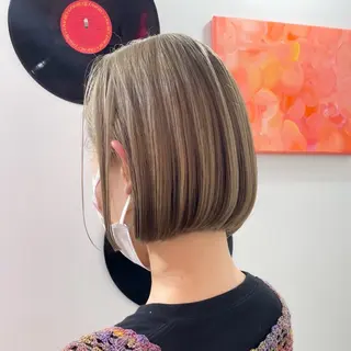 カラー 艶髪ハイトーン× ボブ🥣アイネのヘアスタイル