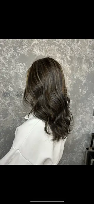 ロング ブリーチ＆ハイライト デザイン艶カラーみくのヘアスタイル