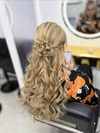 ロング ヘアアレンジ エクステ🩵ブリーチ 韓国ヘア🩵KAEのヘアスタイル