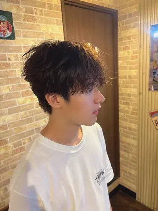 パーマ メンズ ラウンドマッシュシャ ドウニュアンスパーマのヘアスタイル