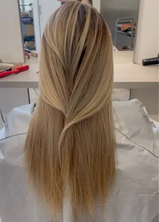 ロング カラー 艶ハイトーン‪‪🔆 ️️️安座間 希のヘアスタイル