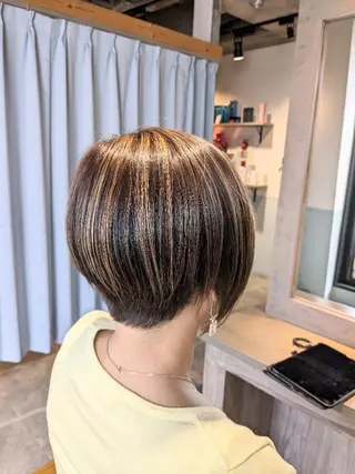 ショート カラー alushe 岡 陽子のヘアスタイル