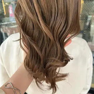 ミディアム ミディアム/レイヤー ハイライト/aikaのヘアスタイル