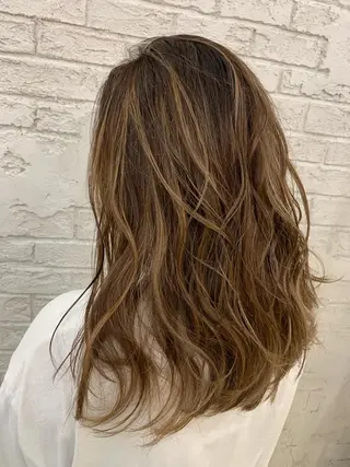 セミロング 🇺🇸ハイライト特 化美容師🇺🇸漆沢のヘアスタイル