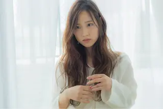 セミロング カラー 喜友名 泉樹のヘアスタイル