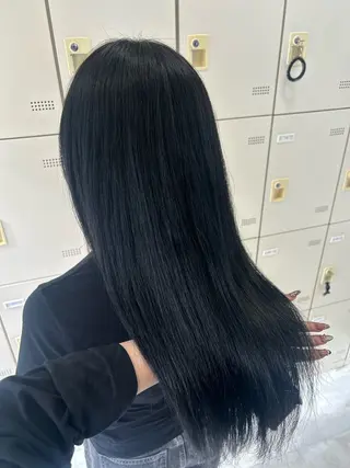 カラー niina🖤 寒色×レイヤーのヘアスタイル