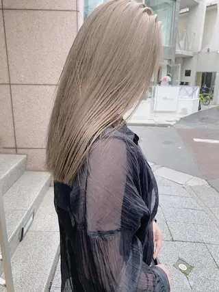 セミロング カラー ネイル マツエク・マツパ ハイトーン&暗髪🔥 表参道二刀流マエダのヘアスタイル