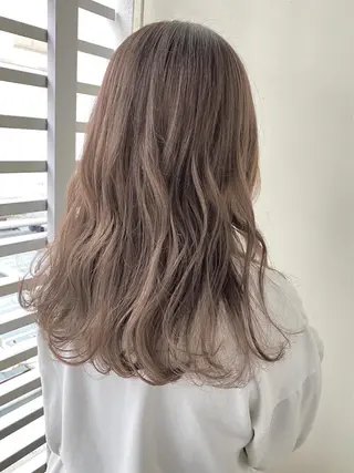 セミロング カラー ANNA /艶髪/ハイトーンのヘアスタイル