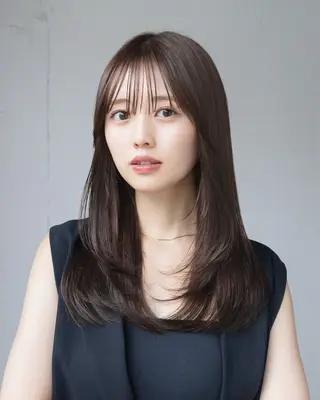 ロング レイヤーカット/ 前髪顔周りカットのヘアスタイル