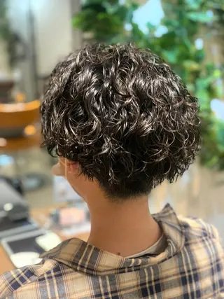 パーマ メンズ ハイライト✨髪質改善 TAKAさんです😊のヘアスタイル