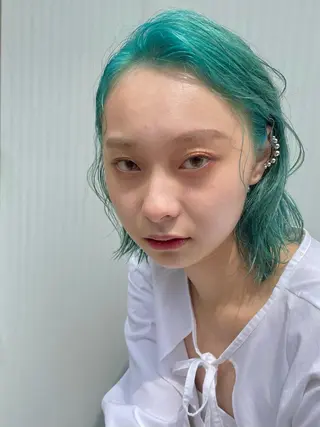 ショート カラー 梅田ハイトーン チダ ヒナノのヘアスタイル