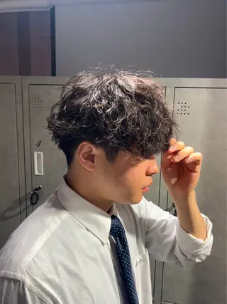 ショート カラー パーマ メンズ 【シャドウパーマ センターパート】義心のヘアスタイル