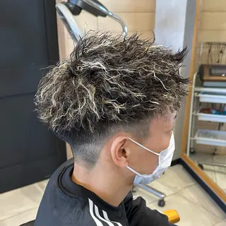 カラー パーマ メンズ メンズ特化　パーマ メッシュハイライトのヘアスタイル