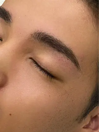 アイブロウ 喜友名 ウララのヘアスタイル