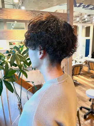パーマ メンズ Aube Hair McQueen所属・クリハラ シュウのヘアスタイル