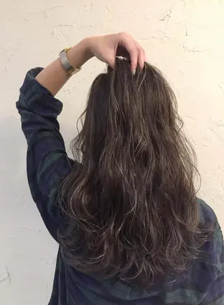 ロング カラー 韓国レイヤー外国人風 透明感カラー髪質改善のヘアスタイル
