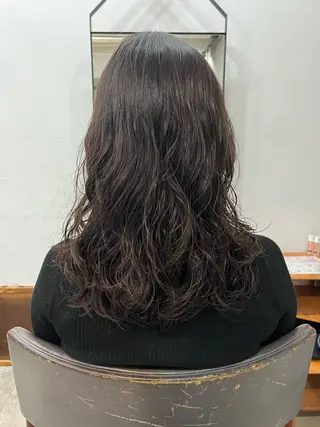 ミディアム パーマ pu+on. nailworks所属・fuyumi / ニュアンスネイルのネイルデザイン