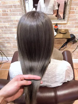 セミロング カラー ミヤザキ タクトのヘアスタイル