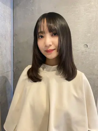 セミロング カラー 室谷 侑奈のヘアスタイル