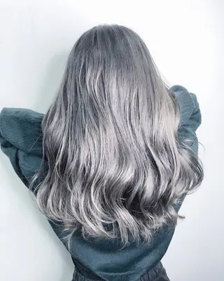 ロング Tee’s ケアブリ ーチ　ハイライトのヘアスタイル